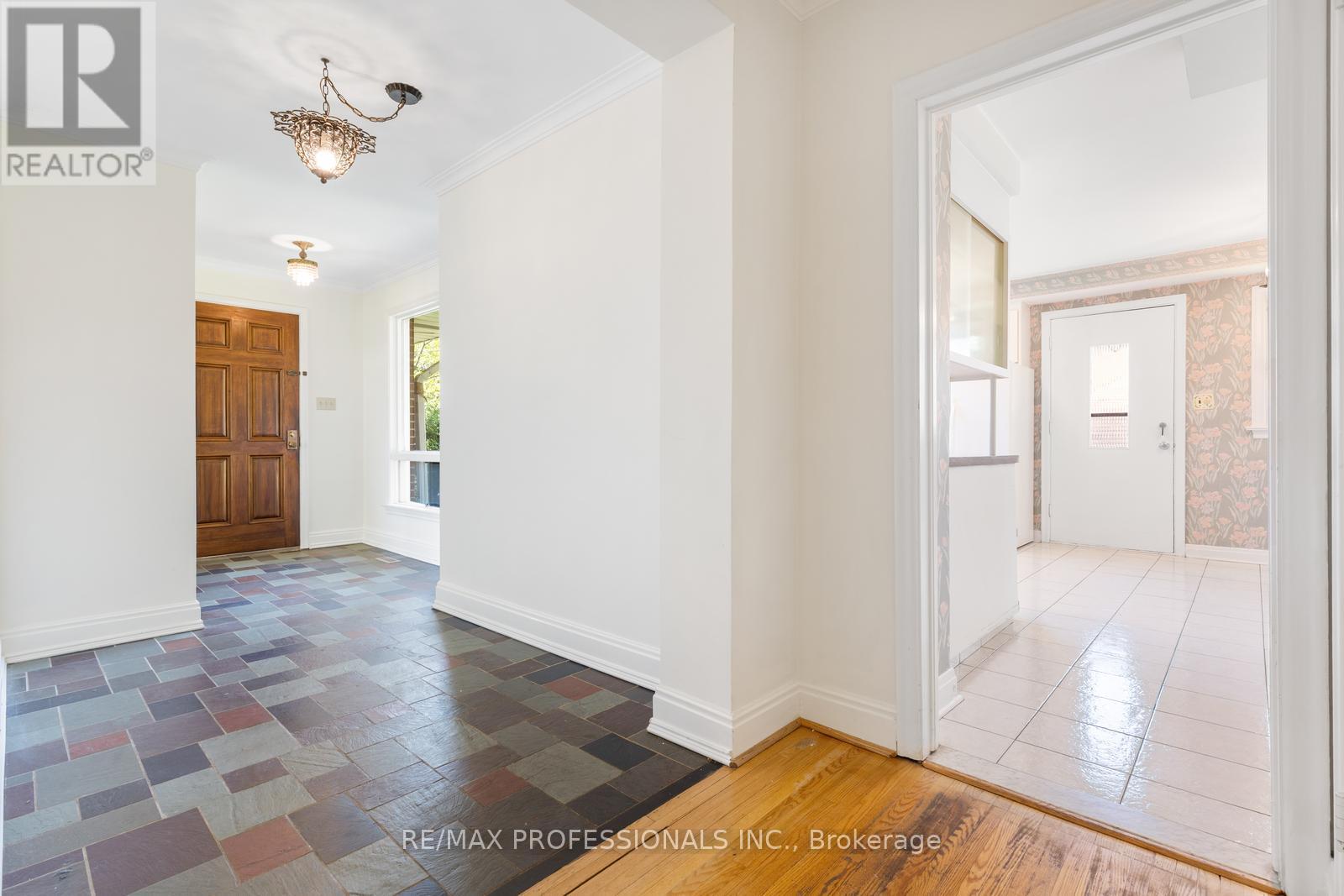 8 Glendarling Road, Toronto, Ontario  M9A 4G2 - Photo 6 - W12180017