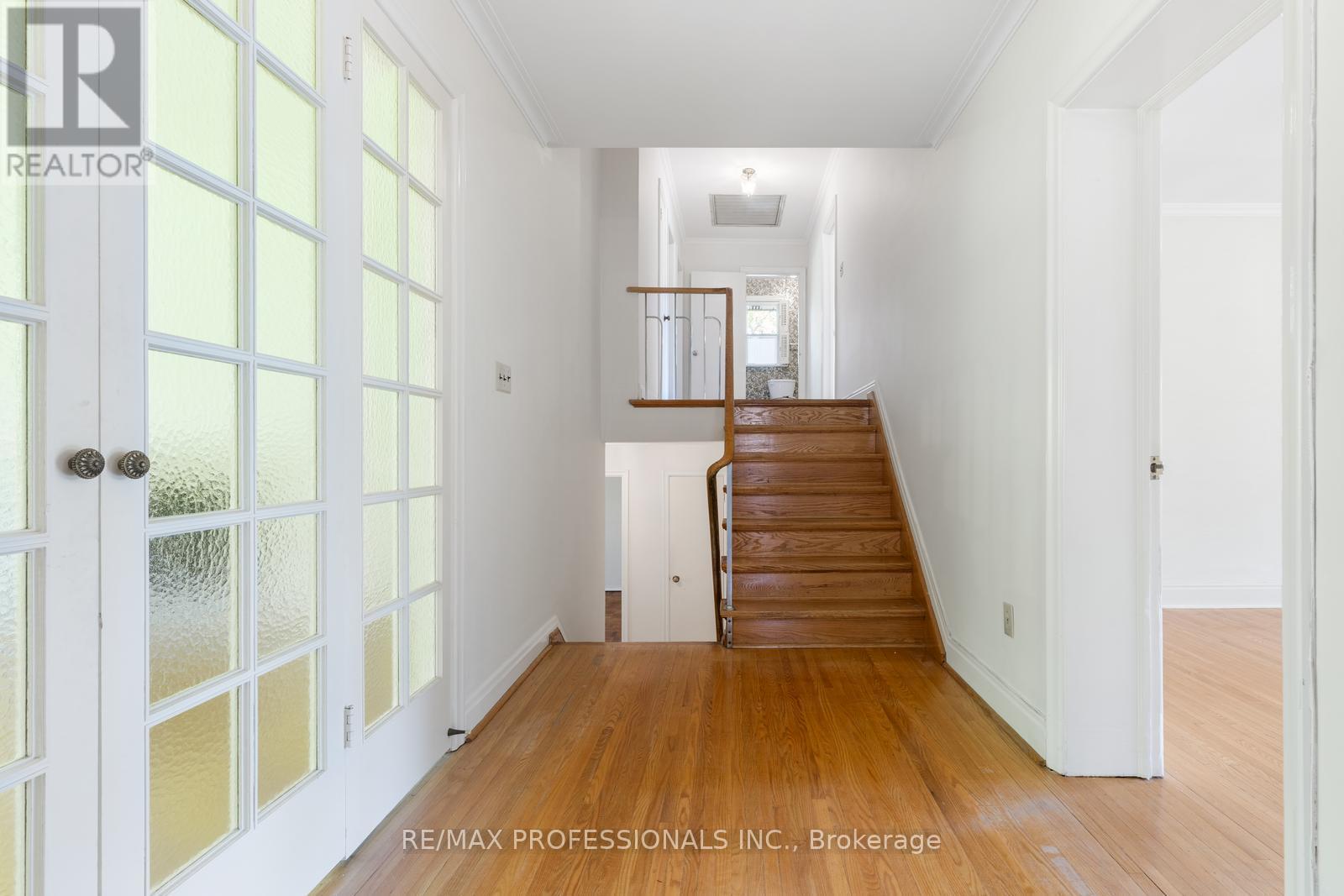 8 Glendarling Road, Toronto, Ontario  M9A 4G2 - Photo 7 - W12180017