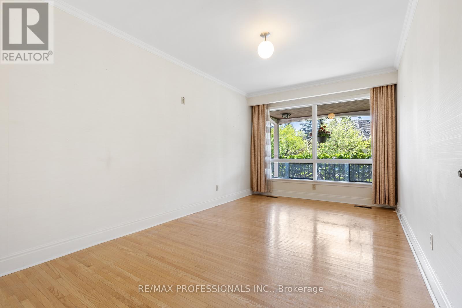 8 Glendarling Road, Toronto (Edenbridge-Humber Valley), Ontario  M9A 4G2 - Photo 8 - W12180017