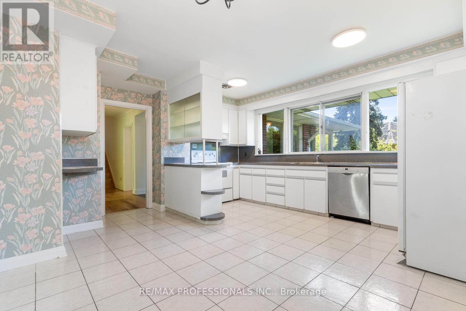 8 Glendarling Road, Toronto, Ontario  M9A 4G2 - Photo 9 - W12180017