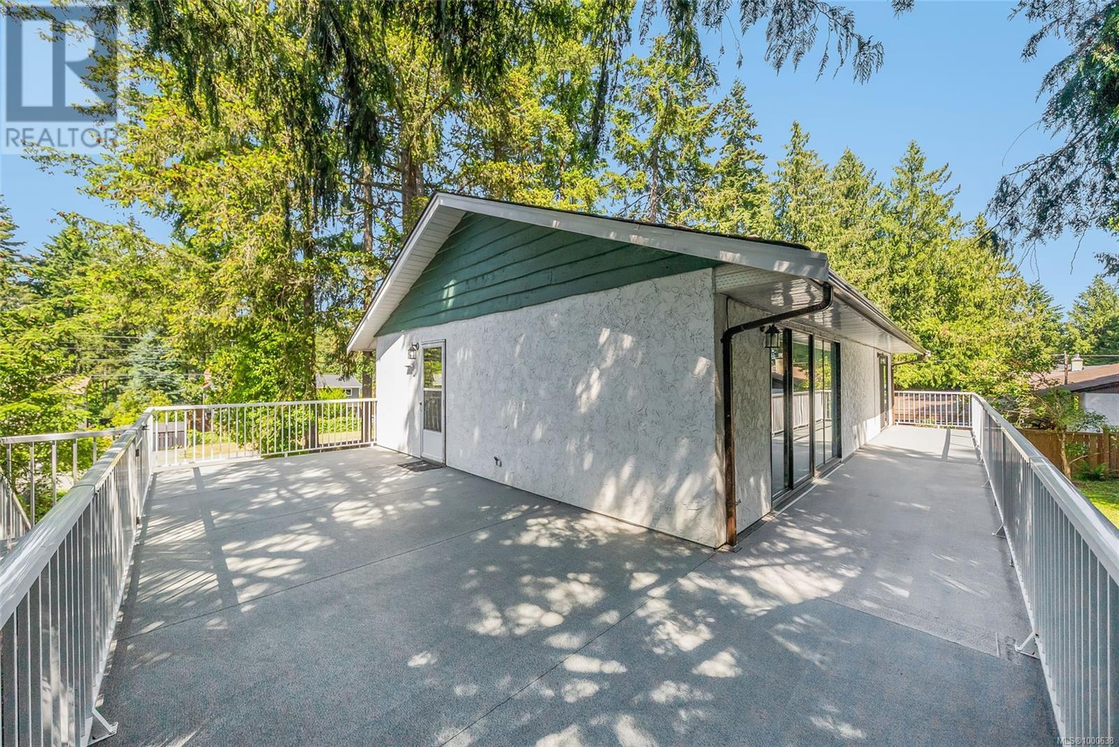 Property at 1813 Meadowlark Cres image 3