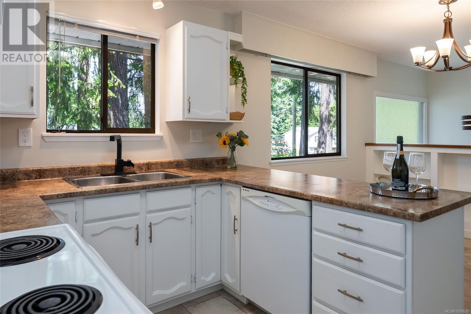 Property at 1813 Meadowlark Cres image 4
