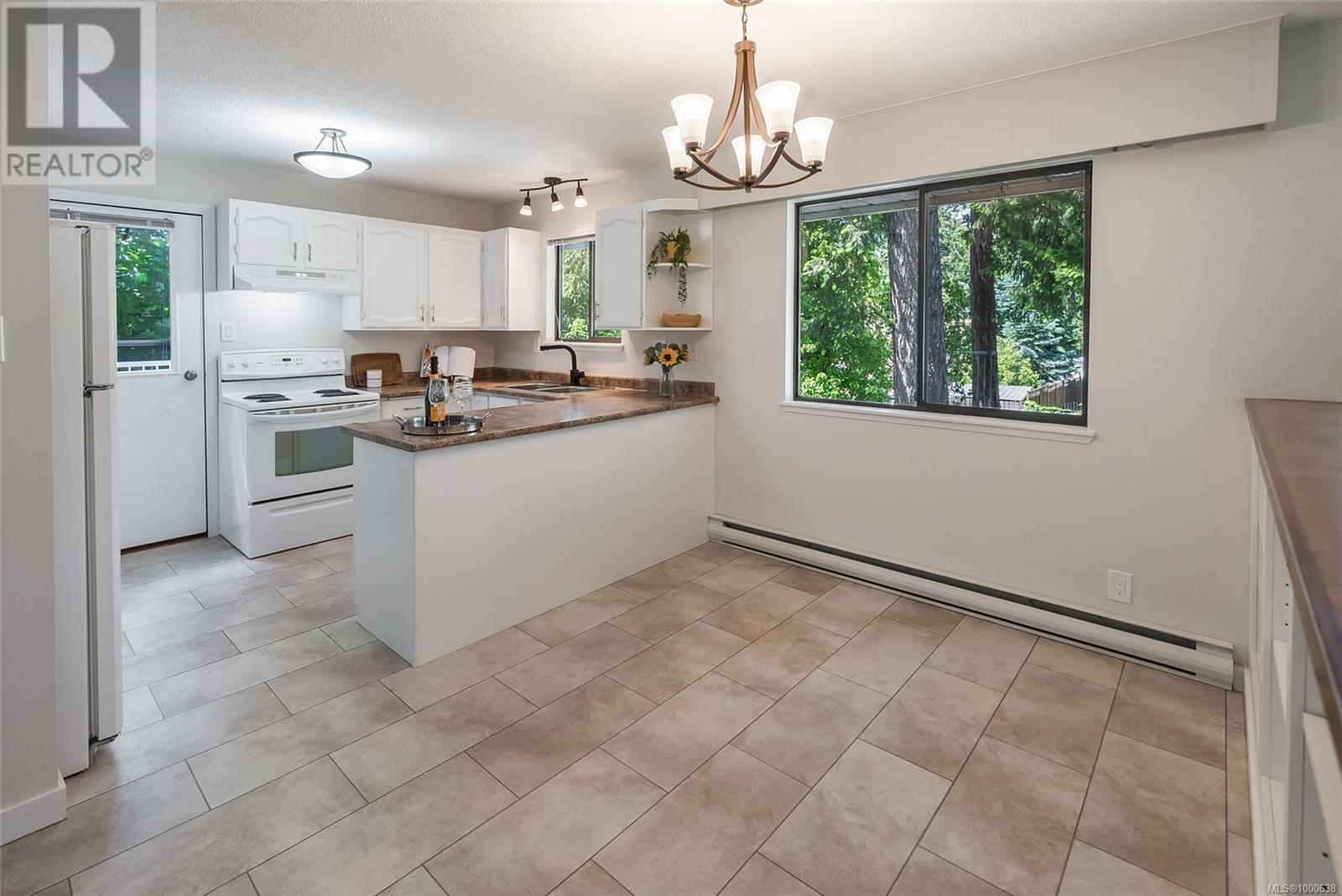 Property at 1813 Meadowlark Cres image 5