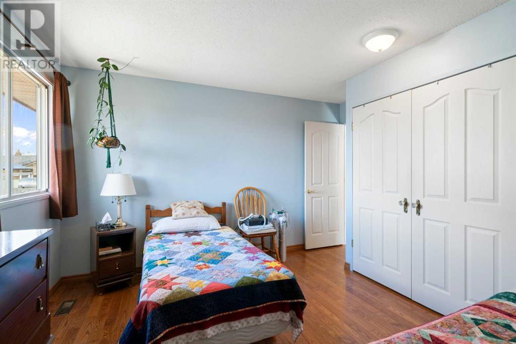 327 Queensland Circle Se, Calgary, Alberta  T2J 4E3 - Photo 15 - A2214151
