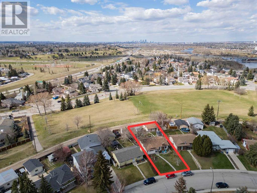 327 Queensland Circle Se, Calgary, Alberta  T2J 4E3 - Photo 1 - A2214151