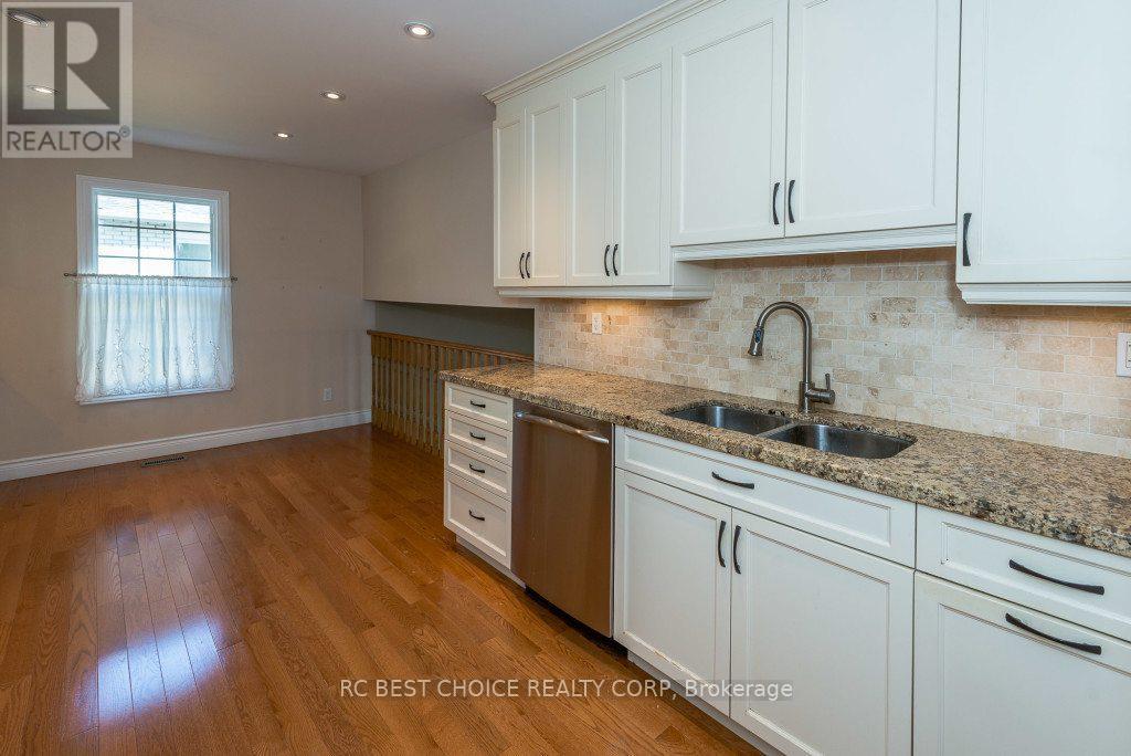 11 Emily Carr Street, Markham (Unionville), Ontario  L3R 2K3 - Photo 7 - N12180046