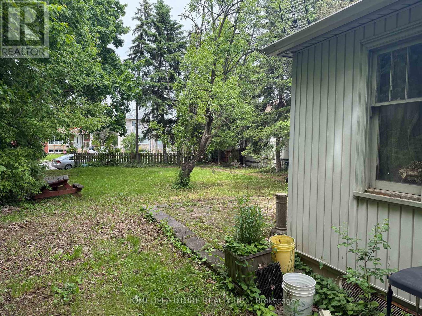 31 Maple Bush Avenue, Toronto (Humberlea-Pelmo Park), Ontario  M1N 1S7 - Photo 3 - W12180035