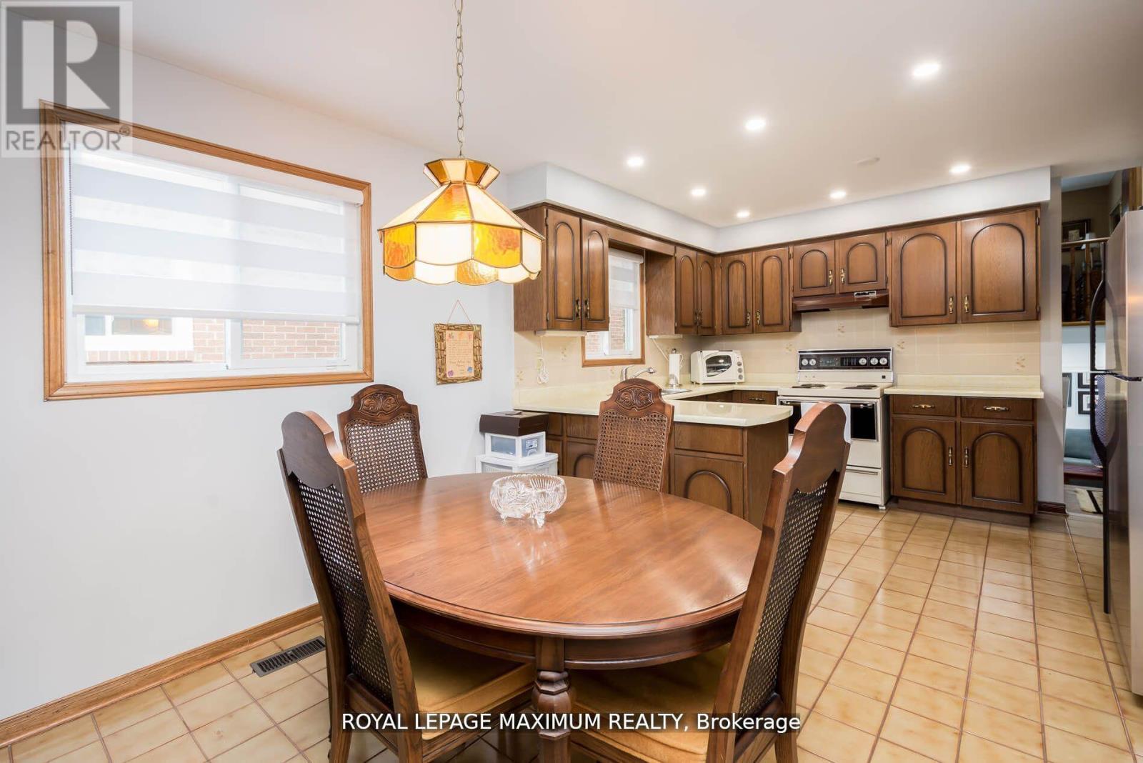 44 Flagstick Court, Toronto, Ontario  M3J 3B8 - Photo 10 - W12180083