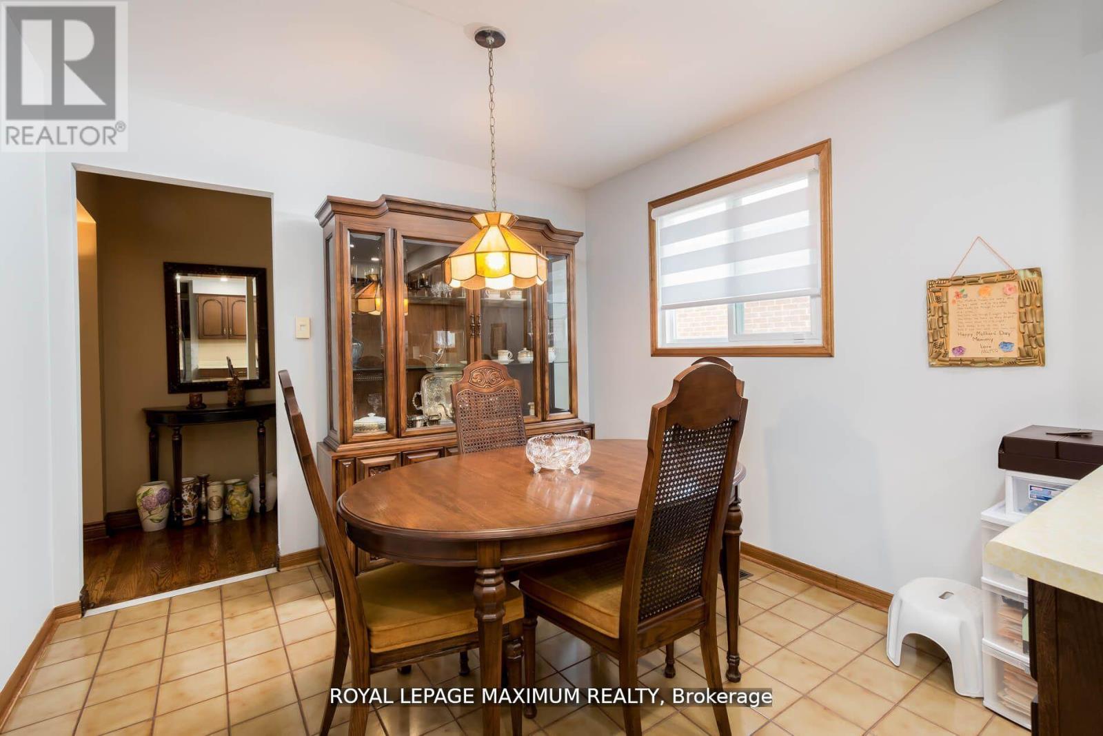 44 Flagstick Court, Toronto, Ontario  M3J 3B8 - Photo 11 - W12180083