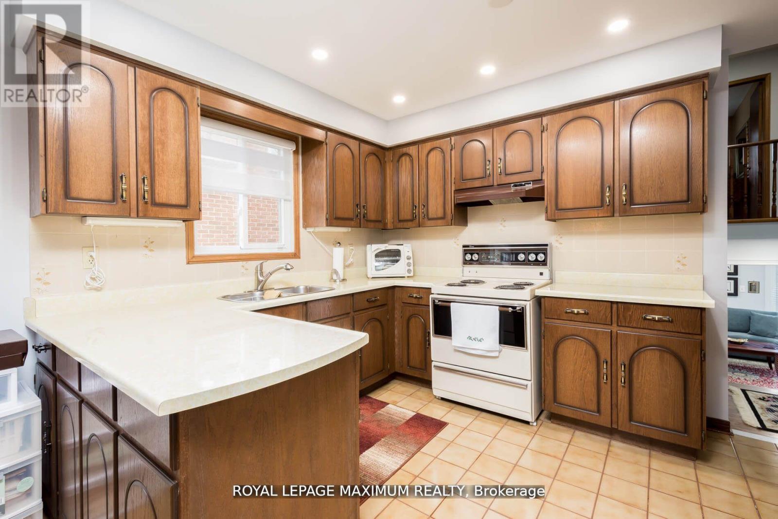 44 Flagstick Court, Toronto, Ontario  M3J 3B8 - Photo 12 - W12180083