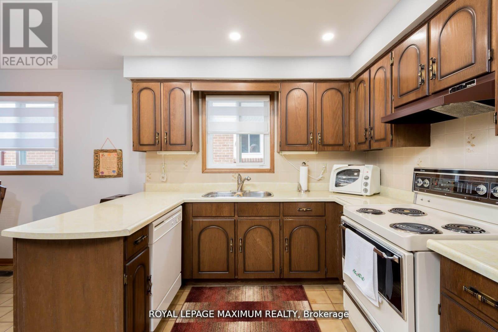 44 Flagstick Court, Toronto, Ontario  M3J 3B8 - Photo 13 - W12180083