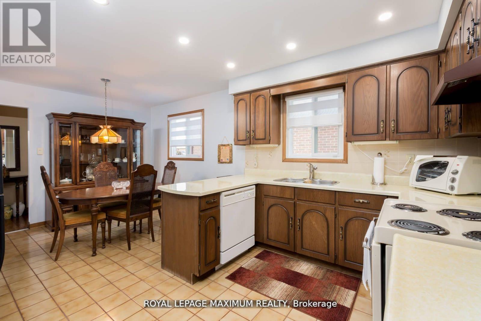 44 Flagstick Court, Toronto, Ontario  M3J 3B8 - Photo 14 - W12180083