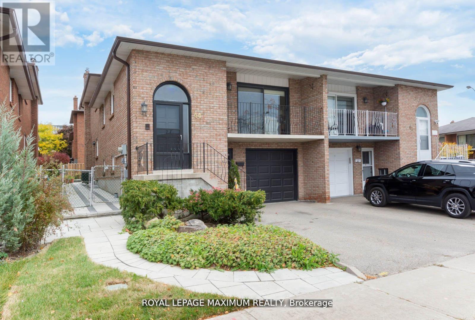 44 Flagstick Court, Toronto, Ontario  M3J 3B8 - Photo 2 - W12180083