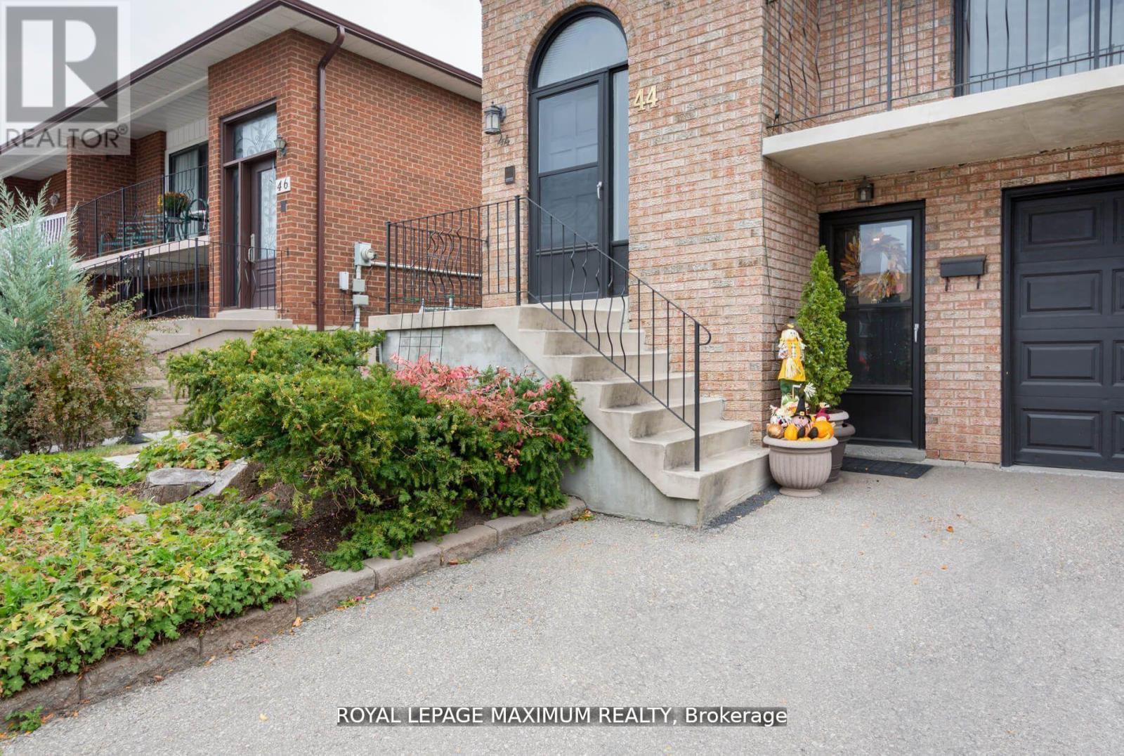 44 Flagstick Court, Toronto, Ontario  M3J 3B8 - Photo 3 - W12180083