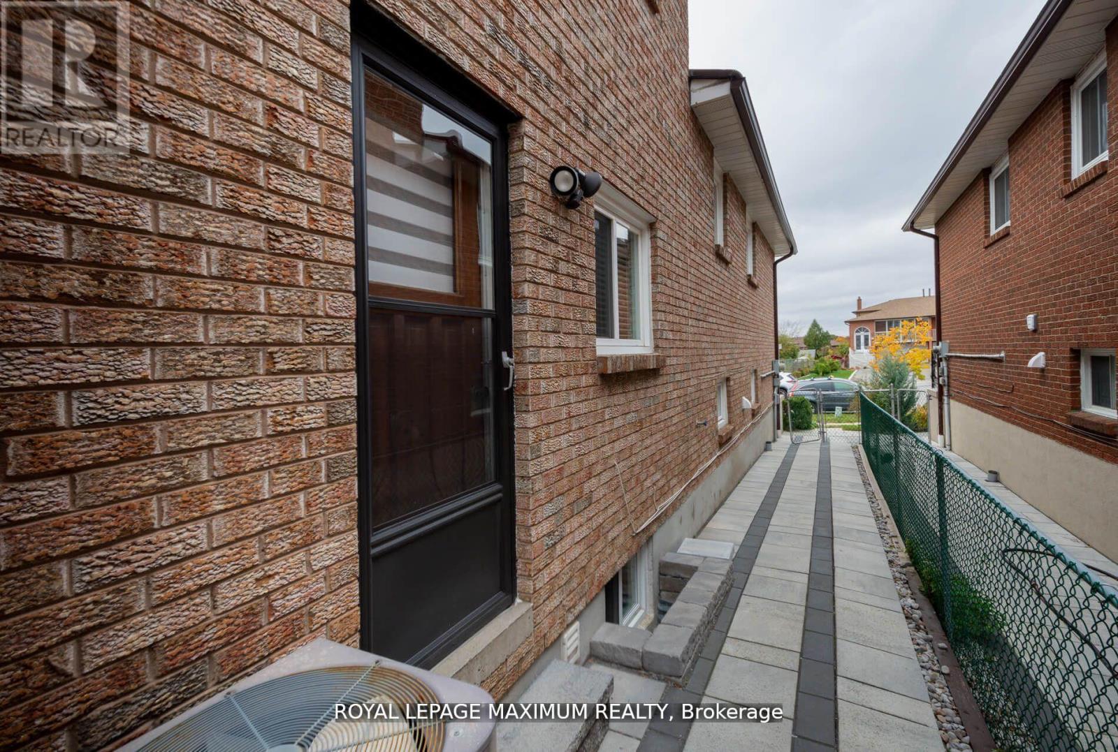 44 Flagstick Court, Toronto, Ontario  M3J 3B8 - Photo 36 - W12180083