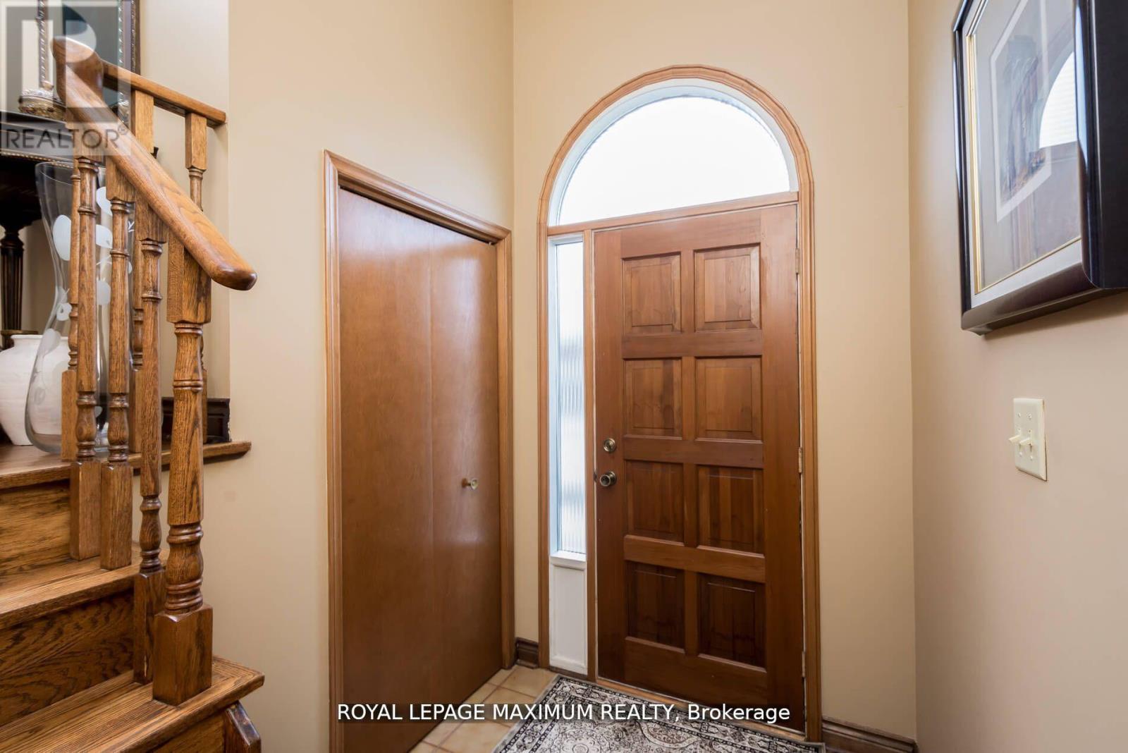 44 Flagstick Court, Toronto, Ontario  M3J 3B8 - Photo 4 - W12180083