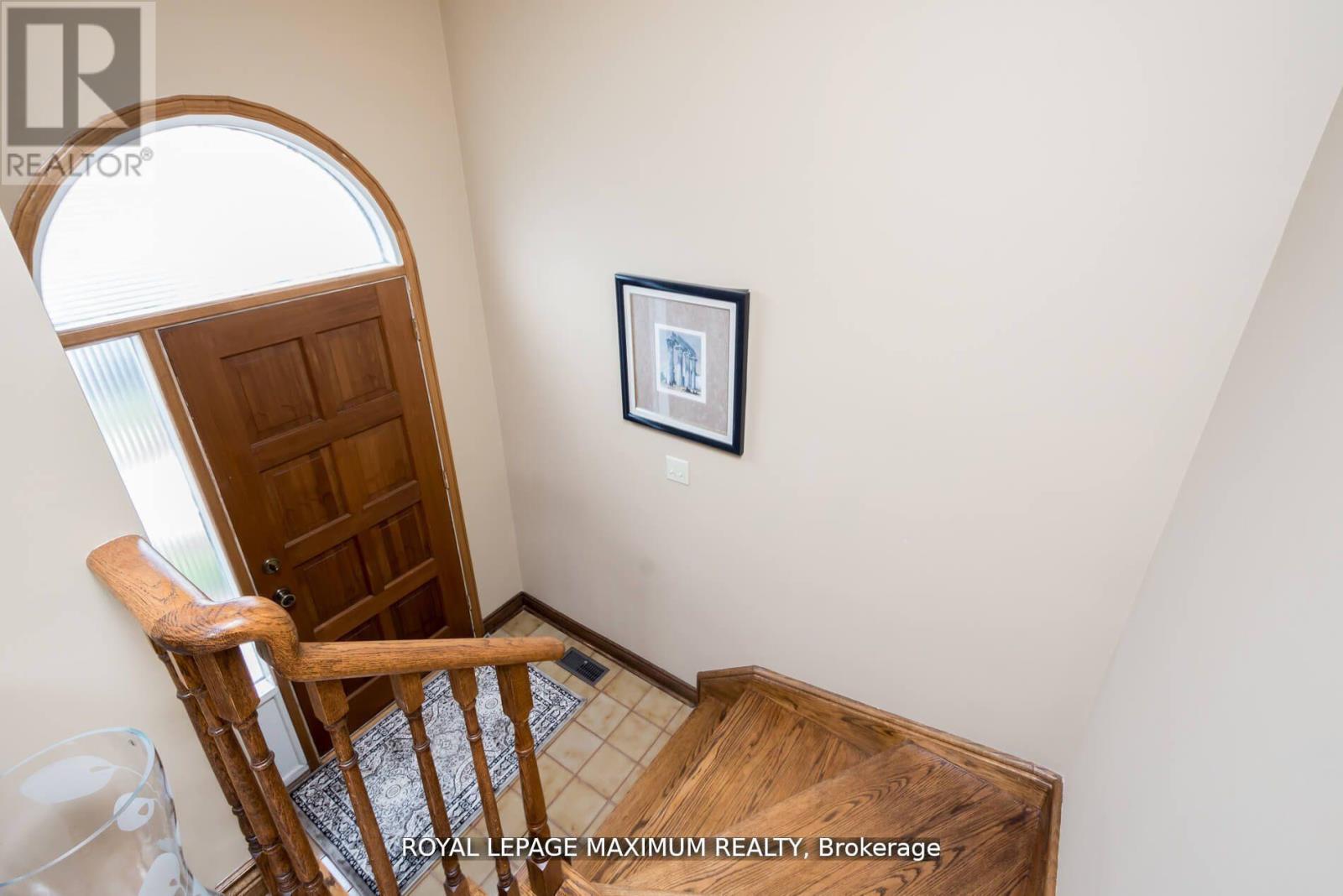 44 Flagstick Court, Toronto, Ontario  M3J 3B8 - Photo 5 - W12180083
