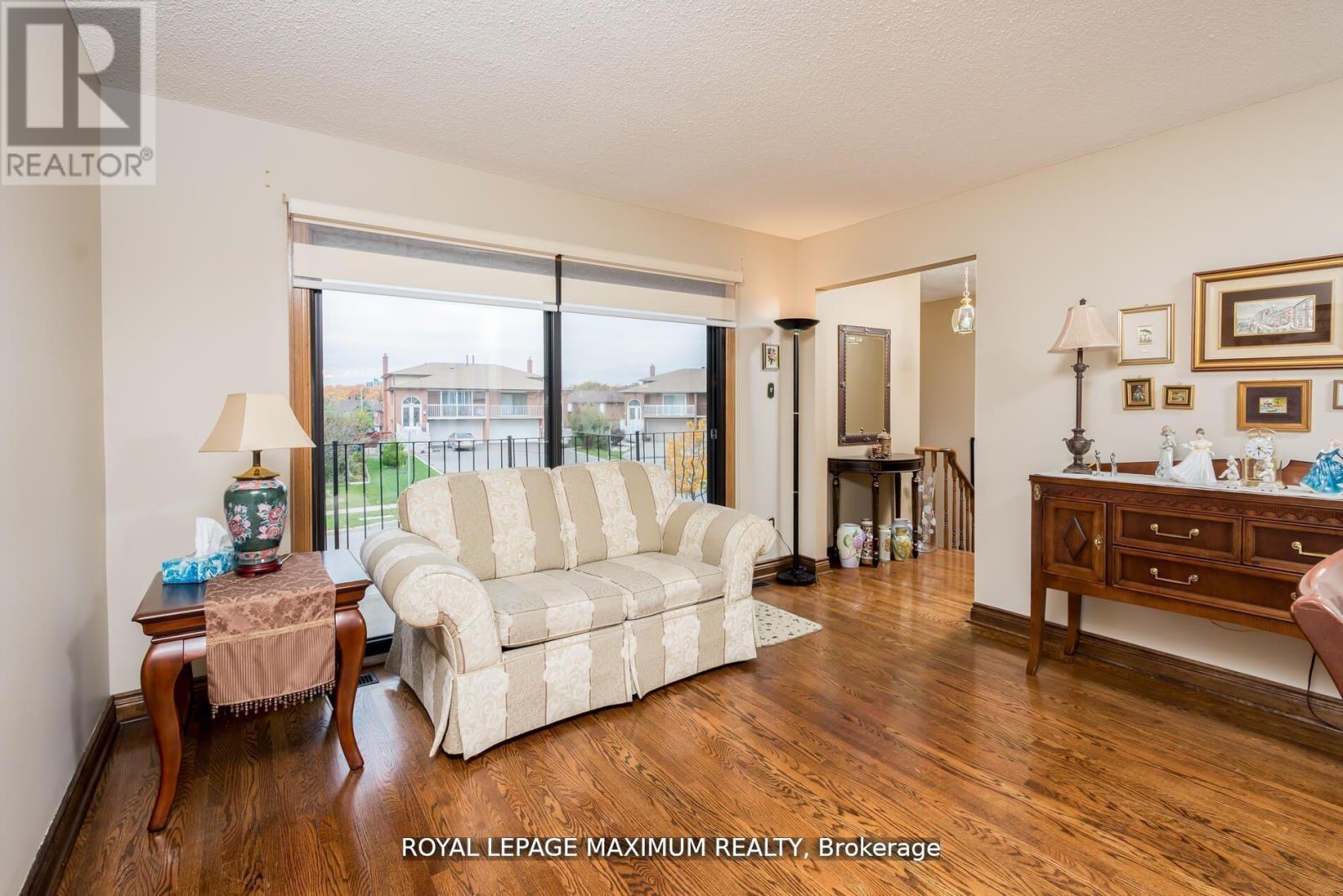 44 Flagstick Court, Toronto, Ontario  M3J 3B8 - Photo 6 - W12180083