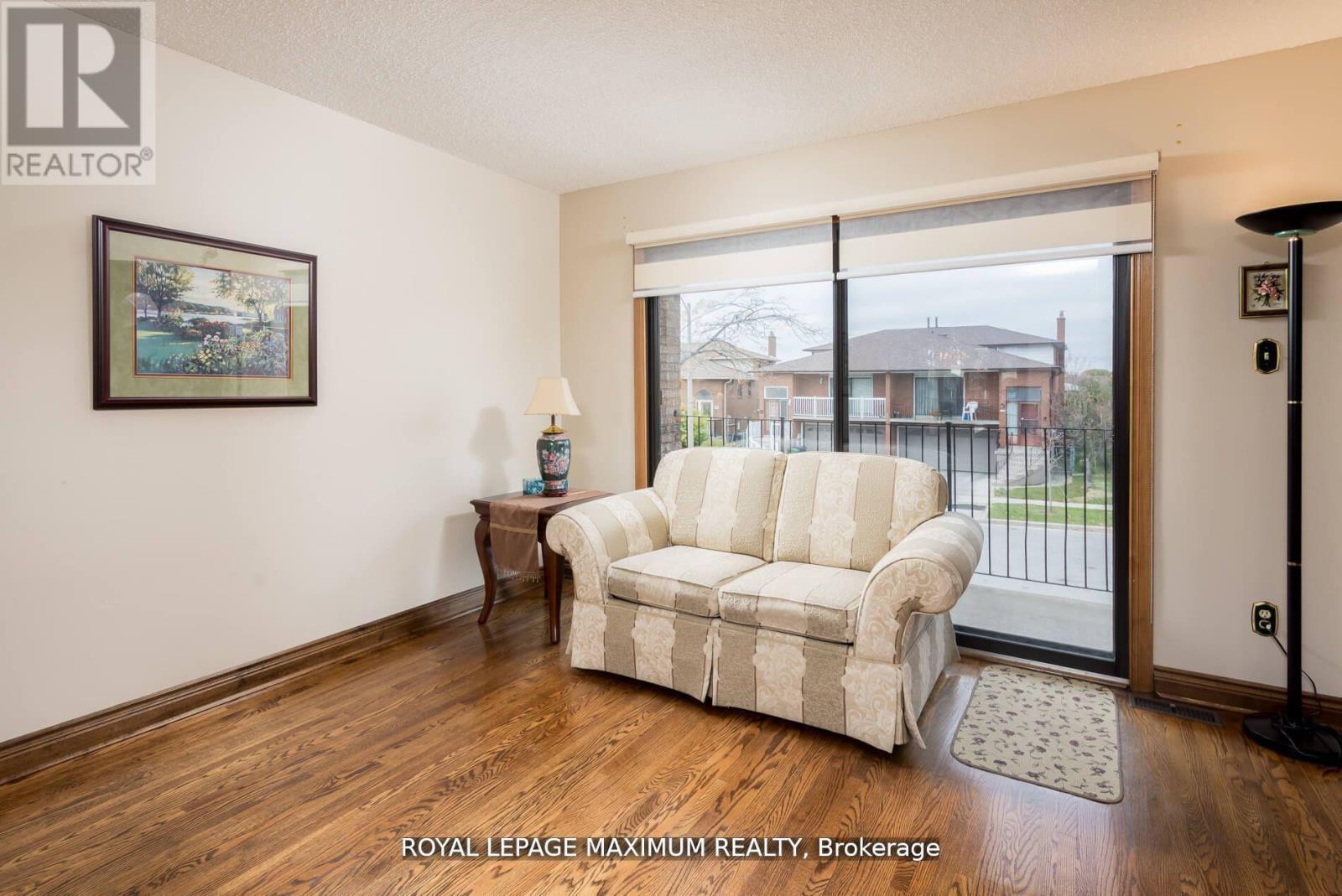 44 Flagstick Court, Toronto, Ontario  M3J 3B8 - Photo 7 - W12180083