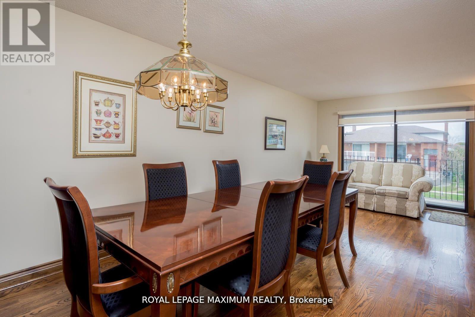 44 Flagstick Court, Toronto, Ontario  M3J 3B8 - Photo 9 - W12180083