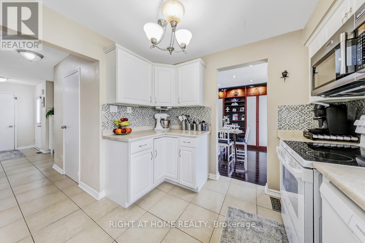 30 Mayberry Court, Brampton, Ontario  L6S 5B2 - Photo 13 - W12180102
