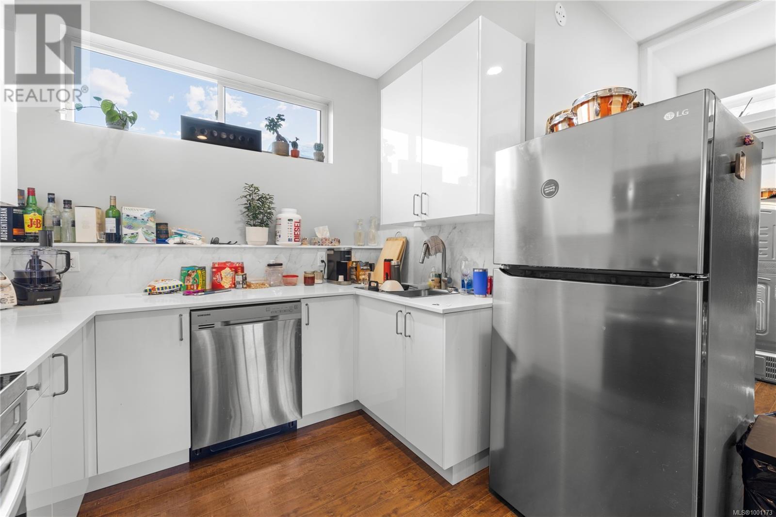 Property at 174 Stanford Ave E image 5