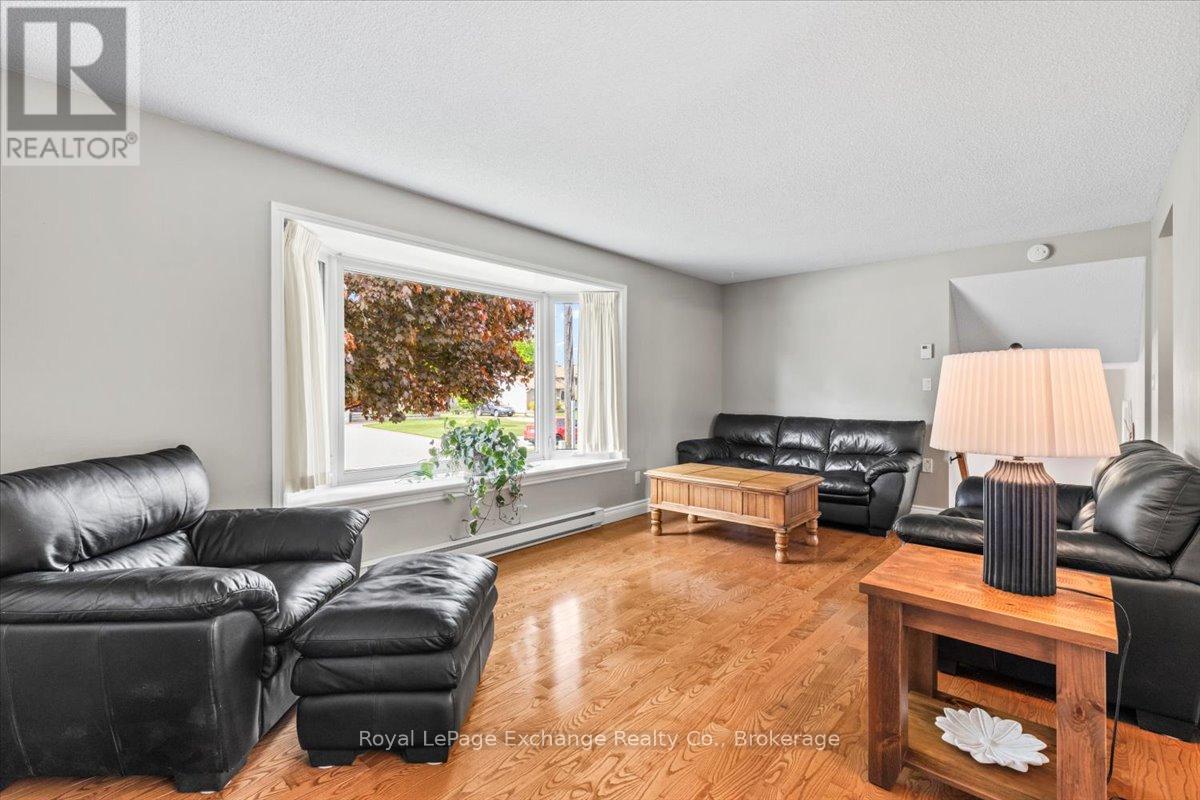 447 Falconer Street, Saugeen Shores, Ontario  N0H 2C2 - Photo 8 - X12178783