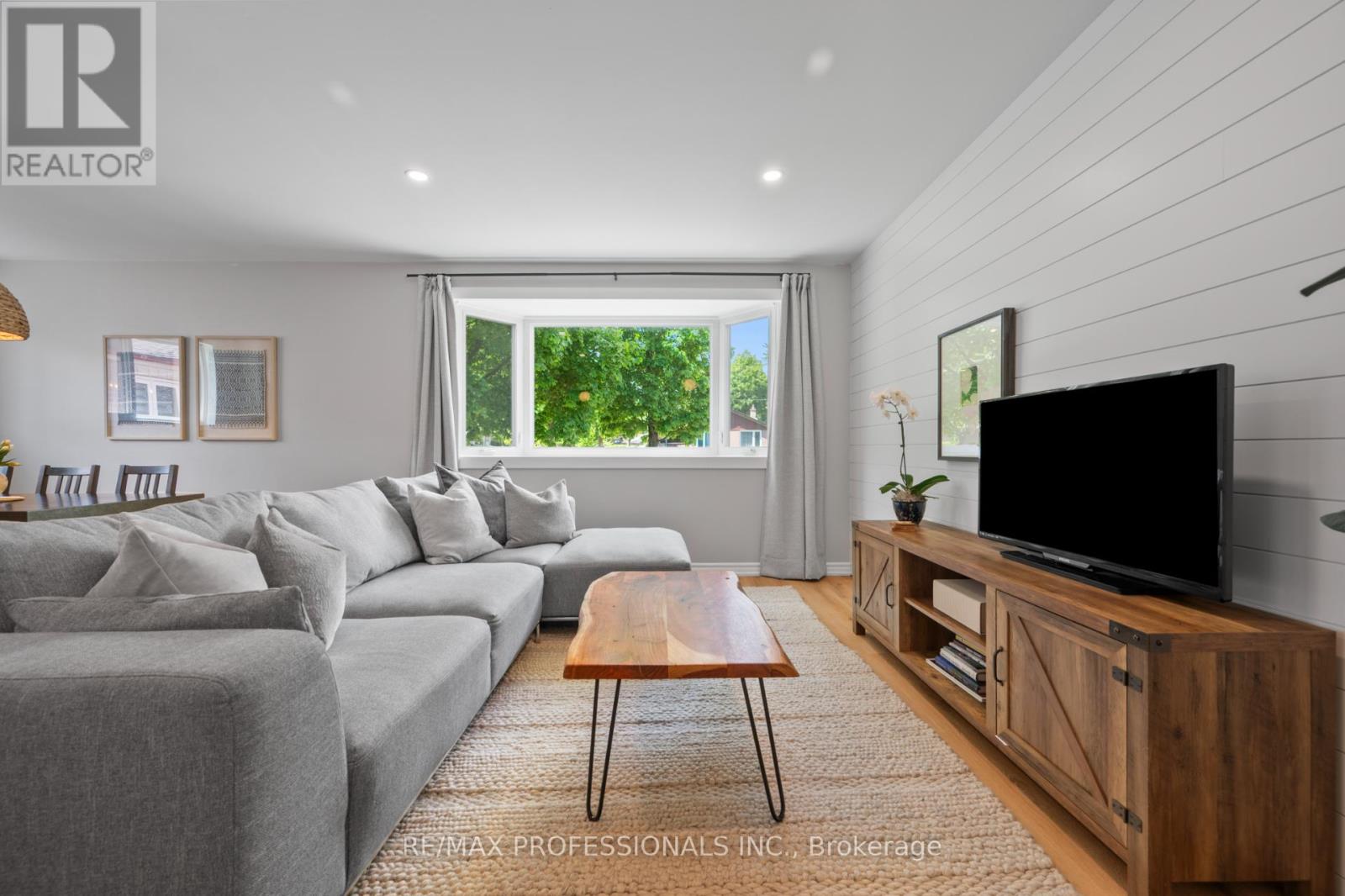 19 Wellesworth Drive, Toronto (Eringate-Centennial-West Deane), Ontario  M9C 4P5 - Photo 11 - W12180147