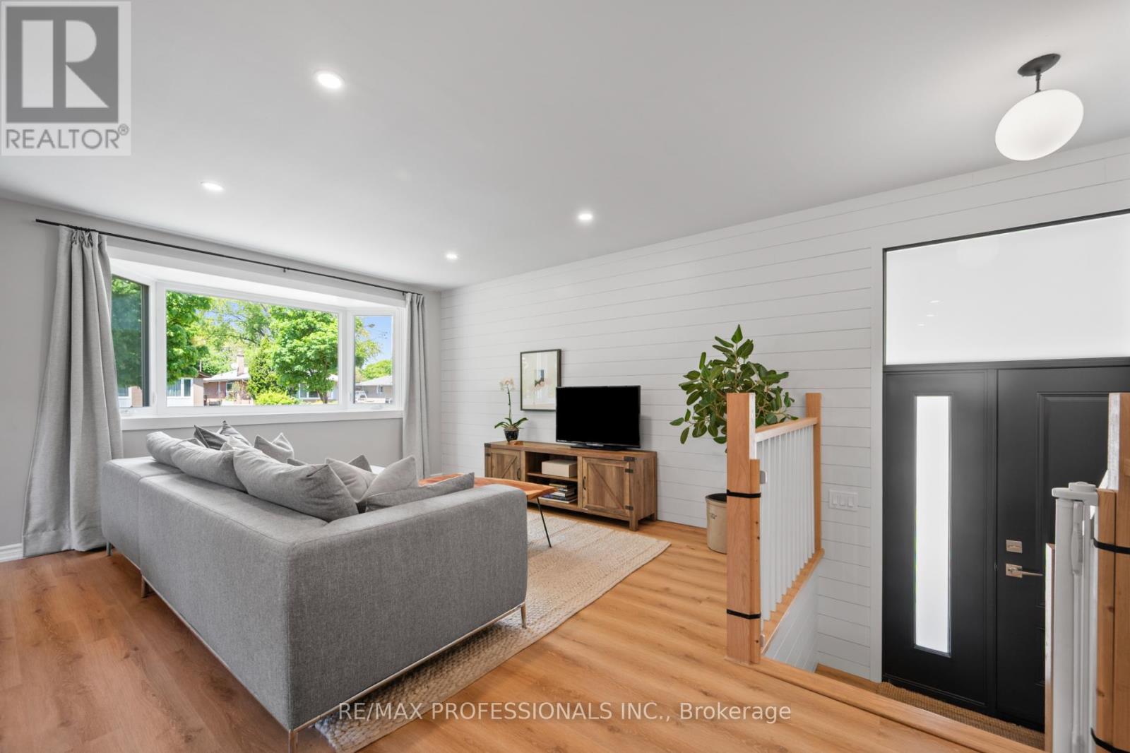 19 Wellesworth Drive, Toronto (Eringate-Centennial-West Deane), Ontario  M9C 4P5 - Photo 12 - W12180147