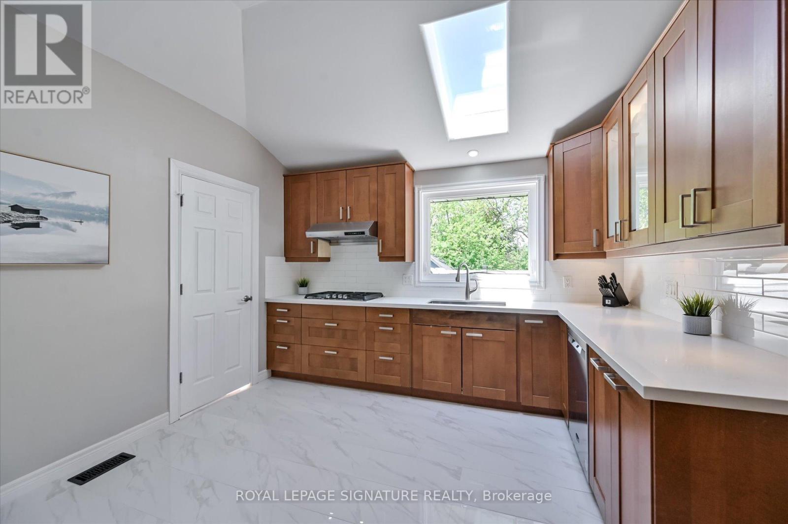 1411 Lewisham Drive, Mississauga, Ontario  L5J 3R2 - Photo 11 - W12179699
