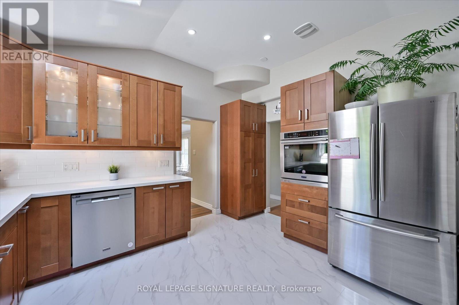 1411 Lewisham Drive, Mississauga, Ontario  L5J 3R2 - Photo 13 - W12179699