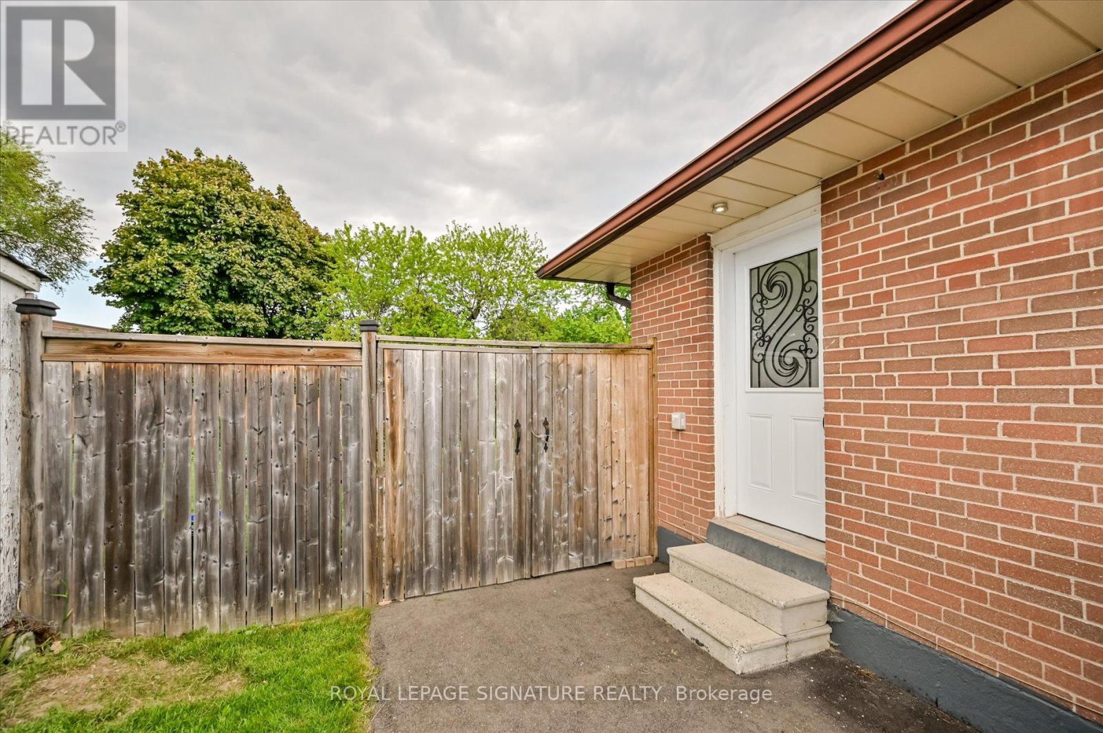 1411 Lewisham Drive, Mississauga, Ontario  L5J 3R2 - Photo 35 - W12179699