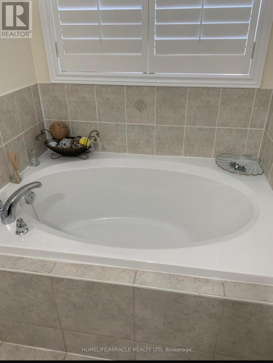 18 Morrow Bay Drive, Brampton, Ontario  L6P 3T9 - Photo 8 - W12180179