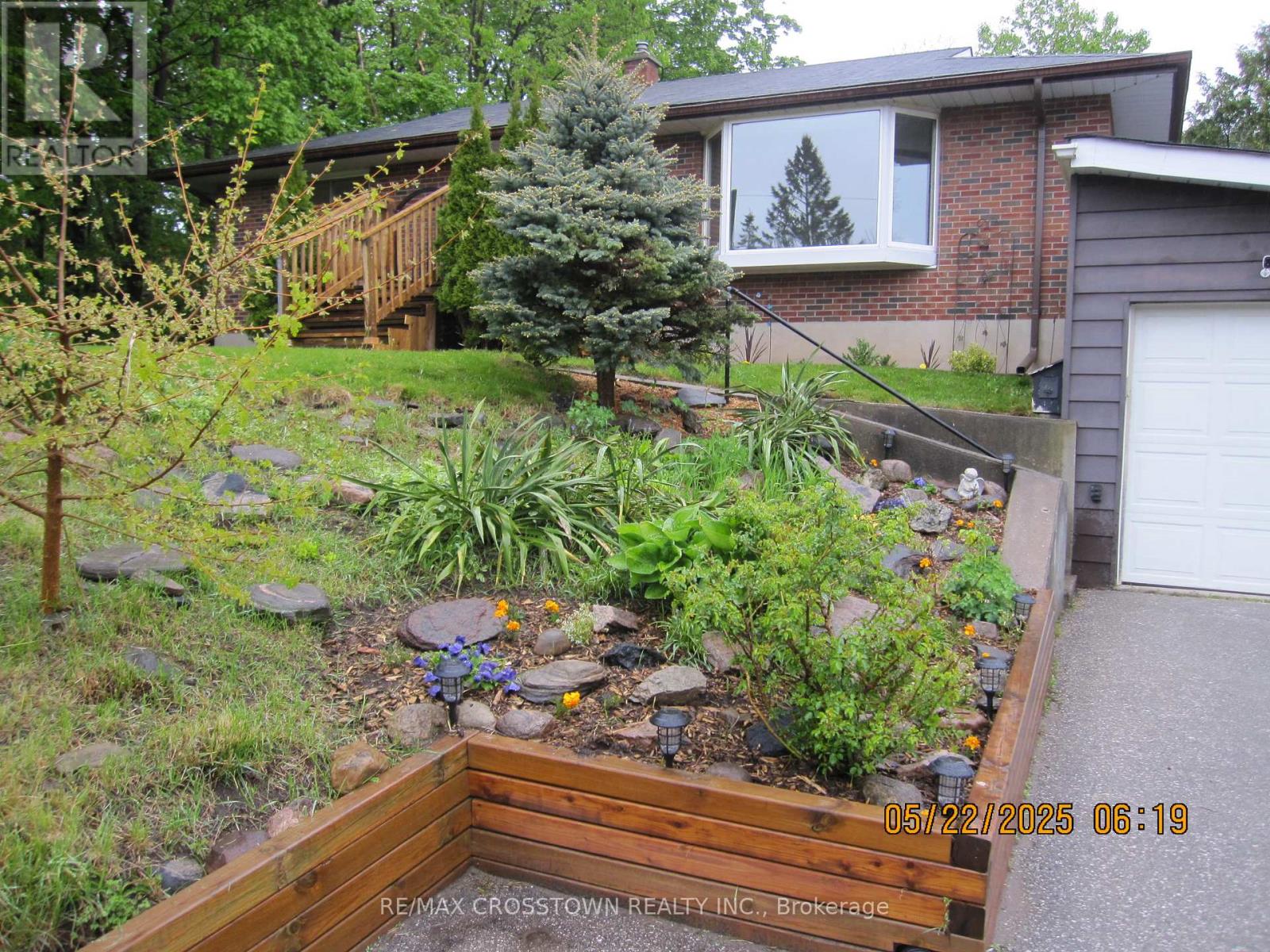 105 Eccles Street N, Barrie (Queen's Park), Ontario  L4N 1Y6 - Photo 4 - S12172118