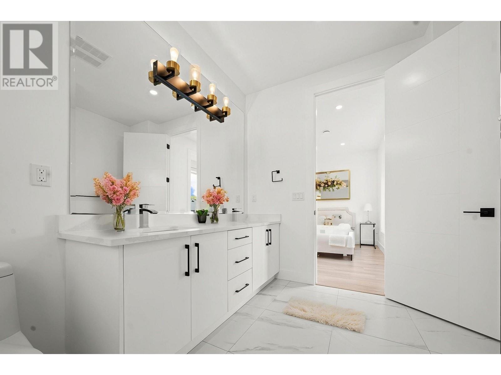 Listing Picture 14 of 26 : 10655 NO. 1 ROAD, Richmond / 烈治文 - 魯藝地產 Yvonne Lu Group - MLS Medallion Club Member