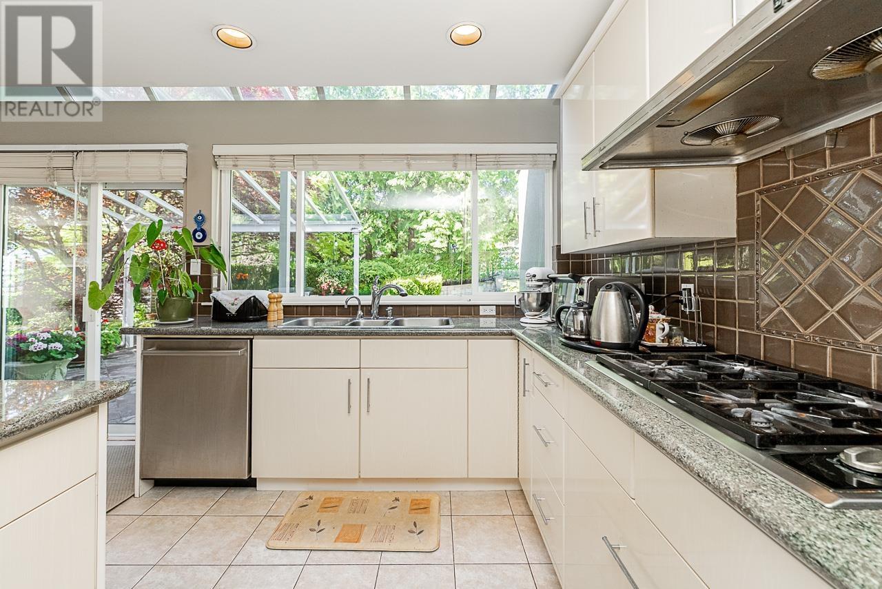 180 W Osborne Road, North Vancouver, British Columbia  V7N 2P8 - Photo 11 - R3008141
