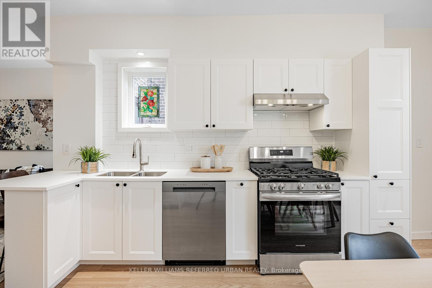 257 Montrose Avenue, Toronto, Ontario  M6G 3G6 - Photo 13 - C12180209