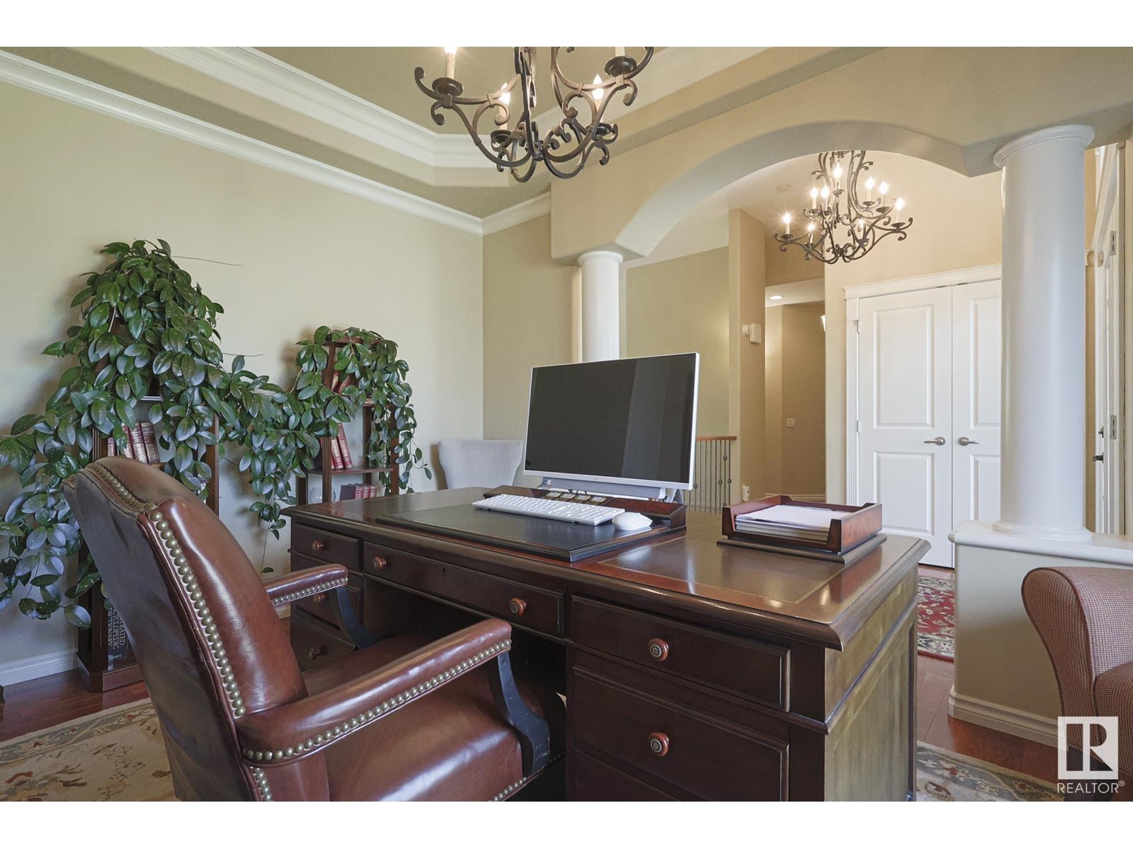 Property at 12 Country Club PL image 2