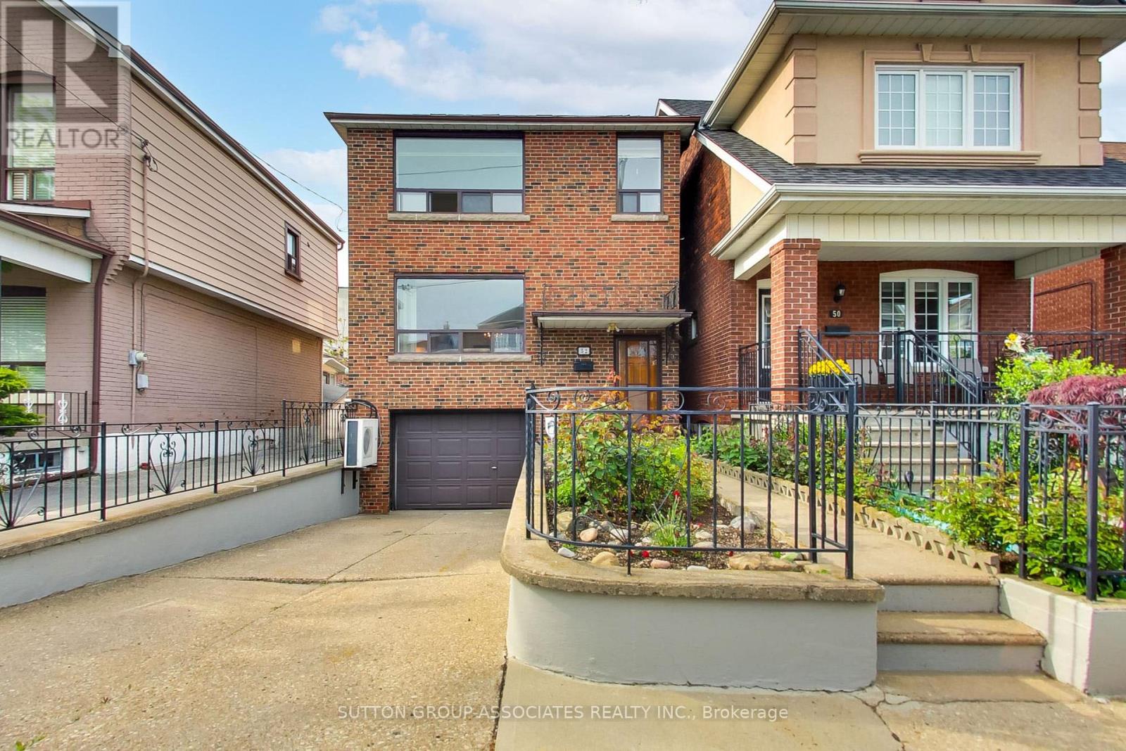 52 MACKAY AVENUE, Toronto, Ontario