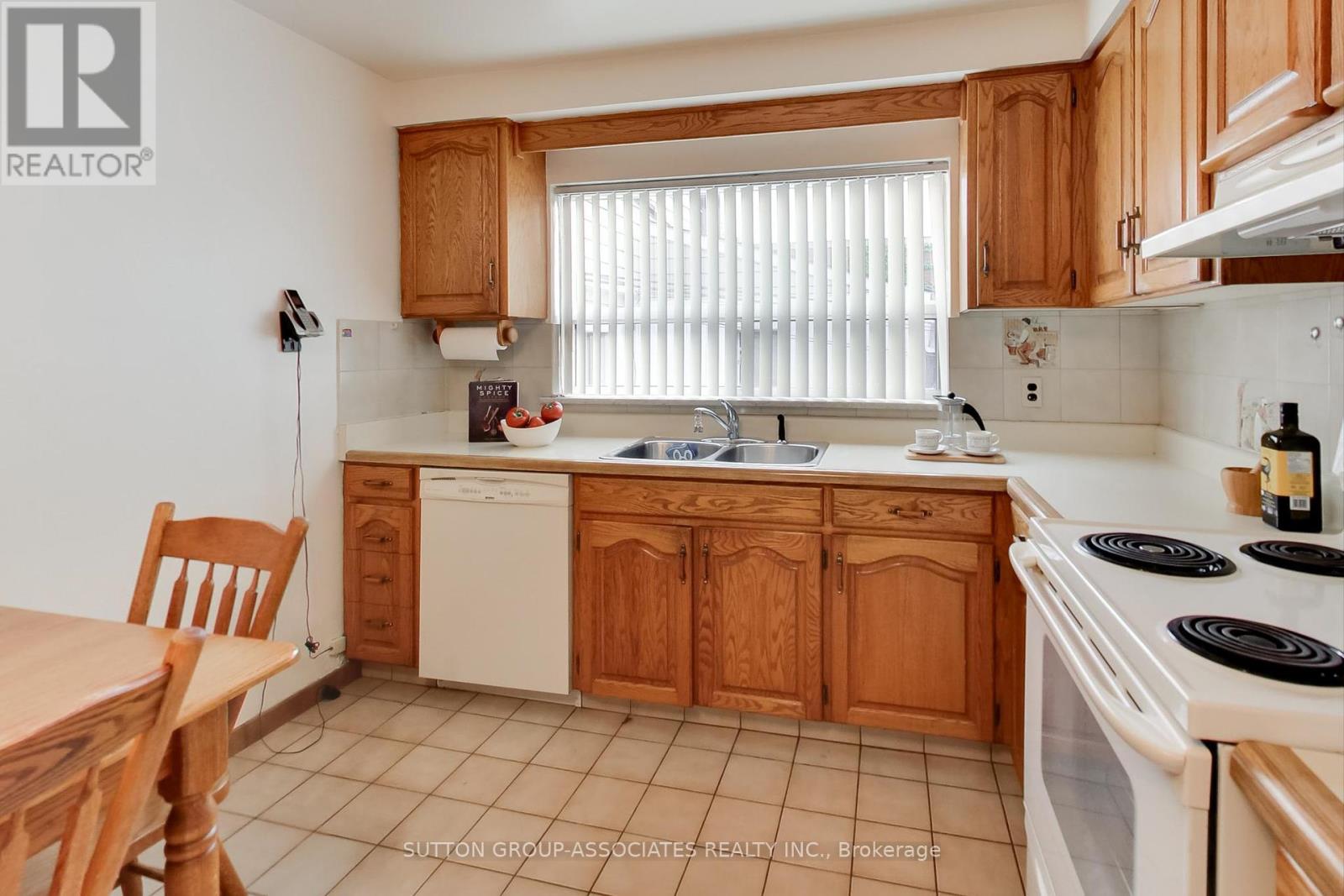 52 Mackay Avenue, Toronto, Ontario  M6H 2N6 - Photo 13 - W12180202