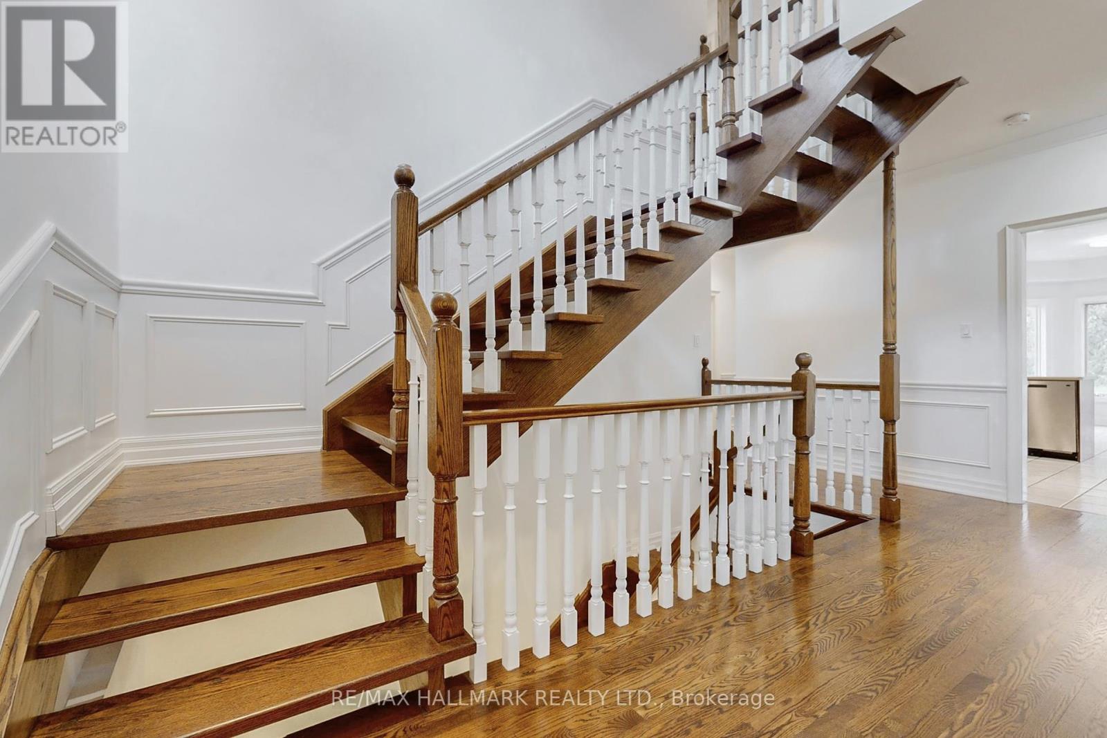 19 Hillside Avenue, Vaughan, Ontario  L4K 1W9 - Photo 10 - N12172808