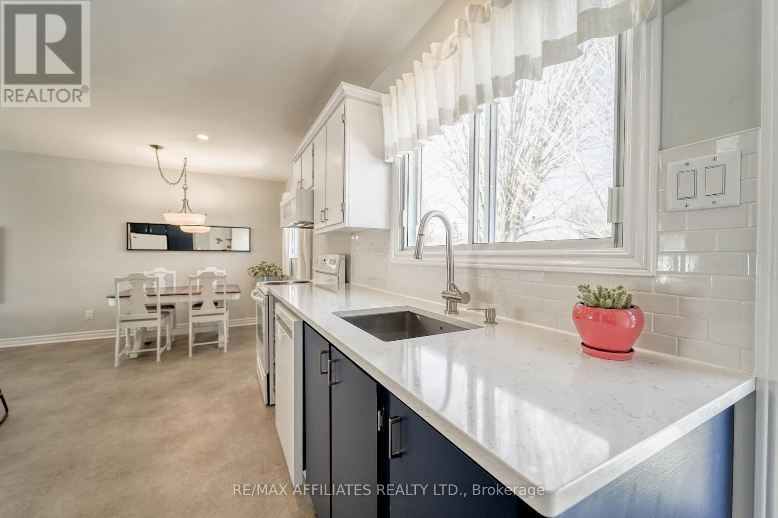17 Uxbridge Crescent, Ottawa, Ontario  K2L 1P6 - Photo 13 - X12180218