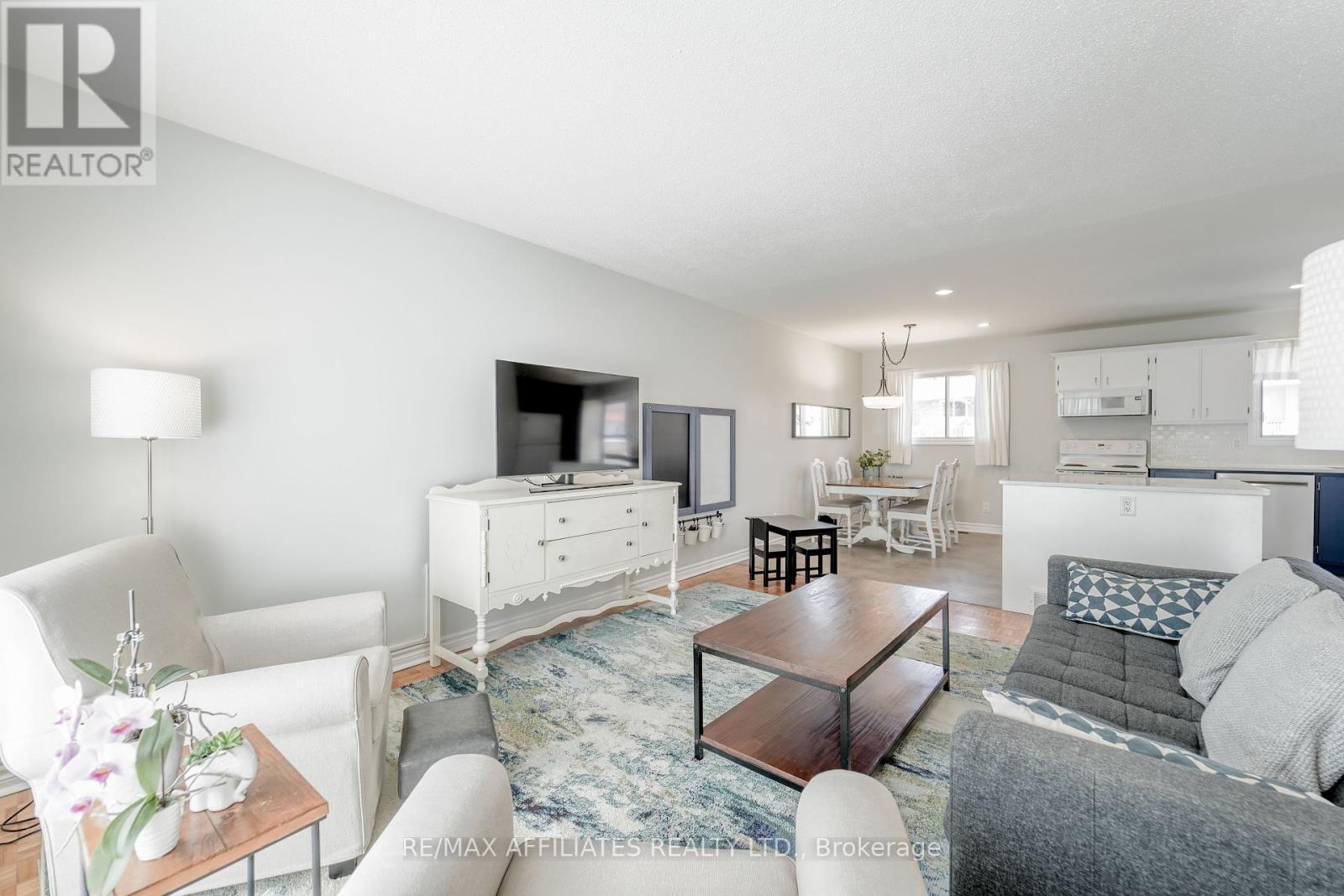 17 Uxbridge Crescent, Ottawa, Ontario  K2L 1P6 - Photo 9 - X12180218