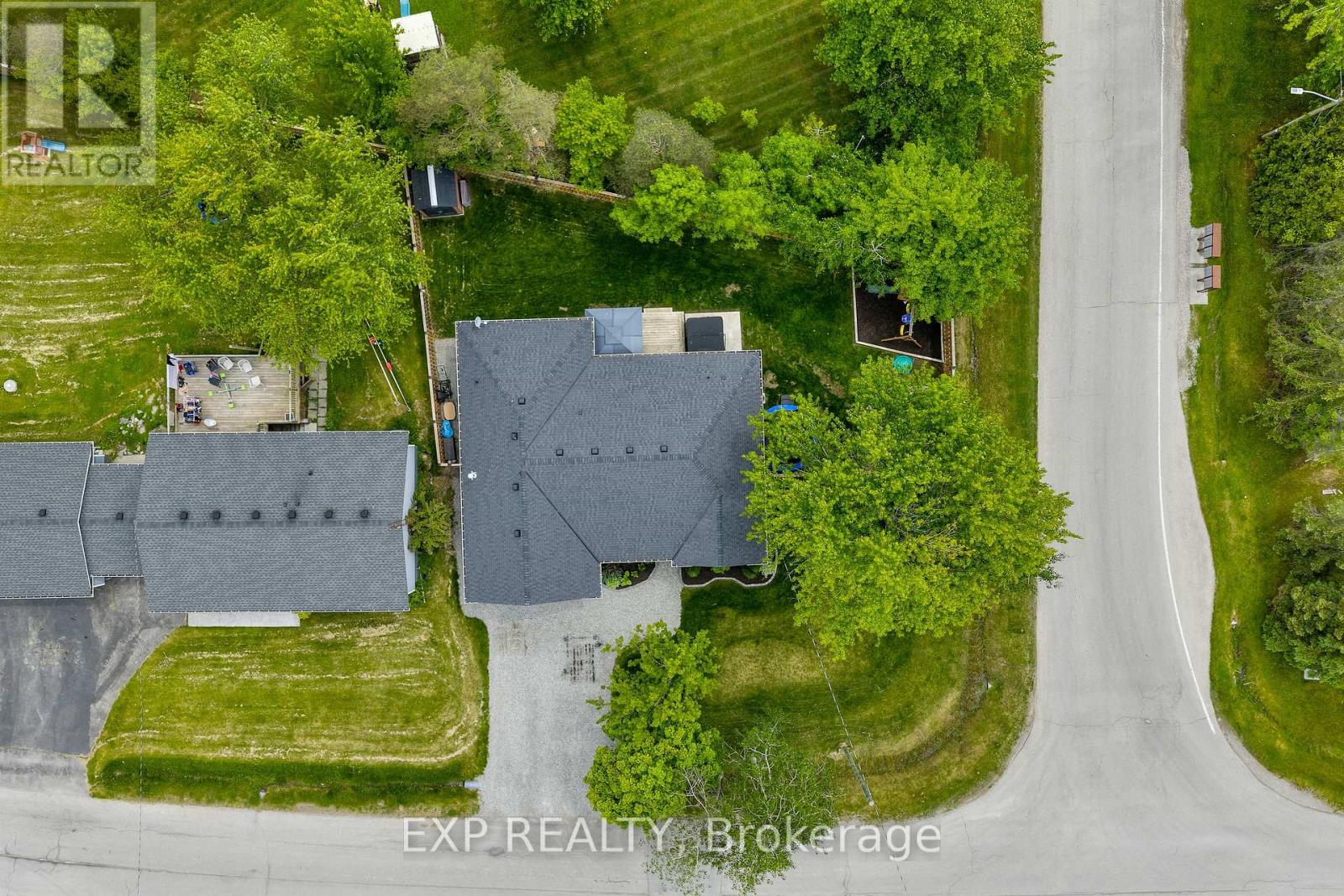 33 Oswego Park Road, Haldimand (Dunnville), Ontario  N1A 2W2 - Photo 3 - X12180255
