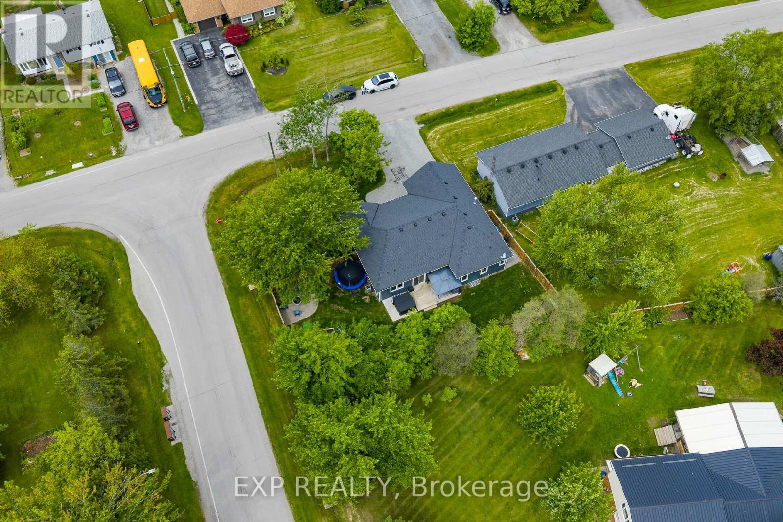33 Oswego Park Road, Haldimand (Dunnville), Ontario  N1A 2W2 - Photo 4 - X12180255