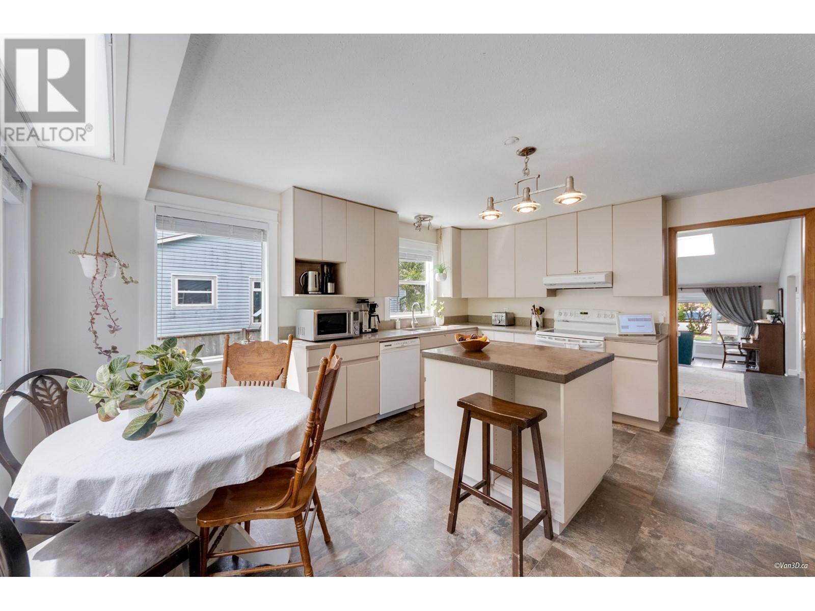 38582 Westway Avenue, Squamish, British Columbia  V8B 0L6 - Photo 10 - R3008636