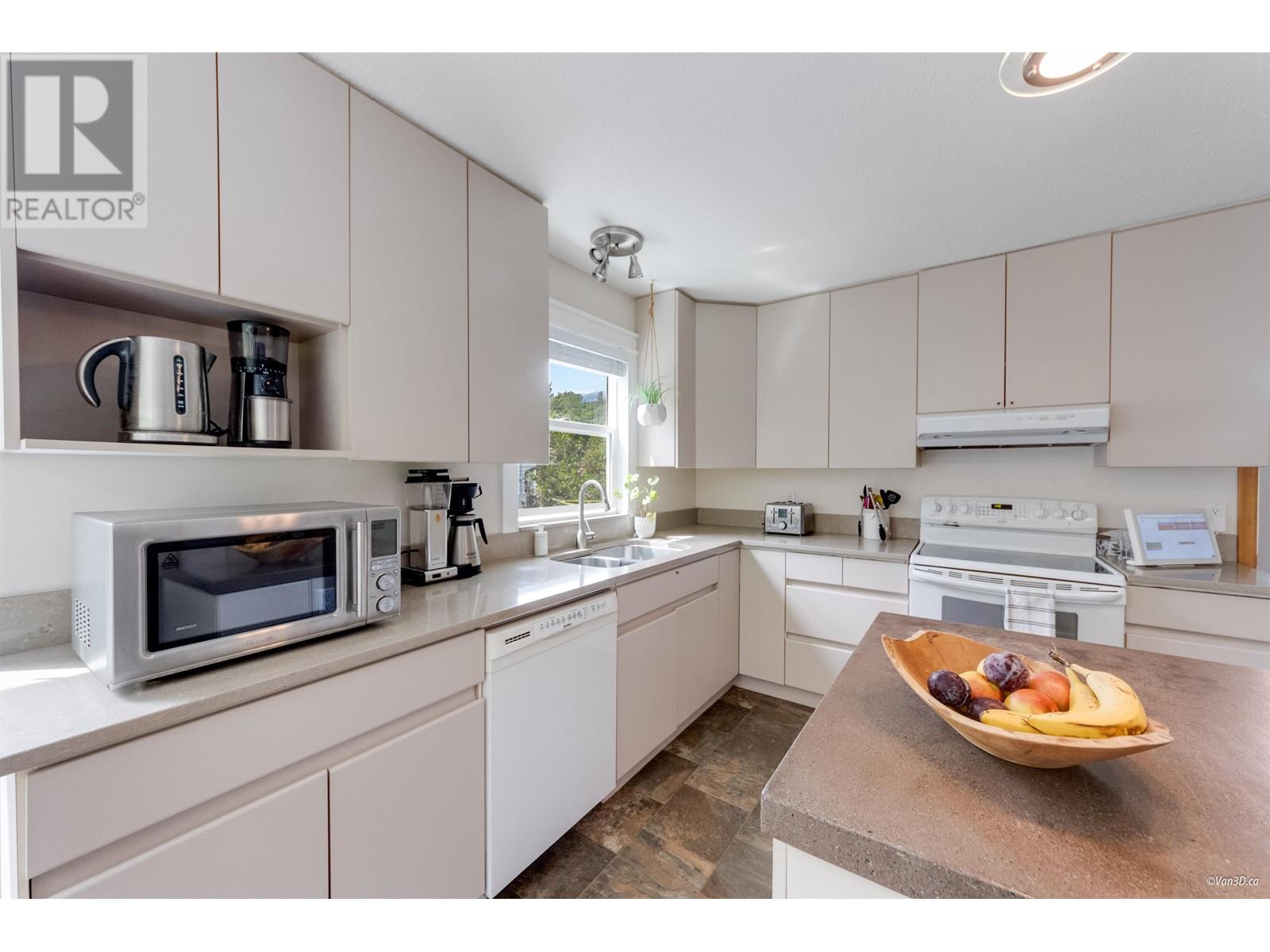 38582 Westway Avenue, Squamish, British Columbia  V8B 0L6 - Photo 12 - R3008636