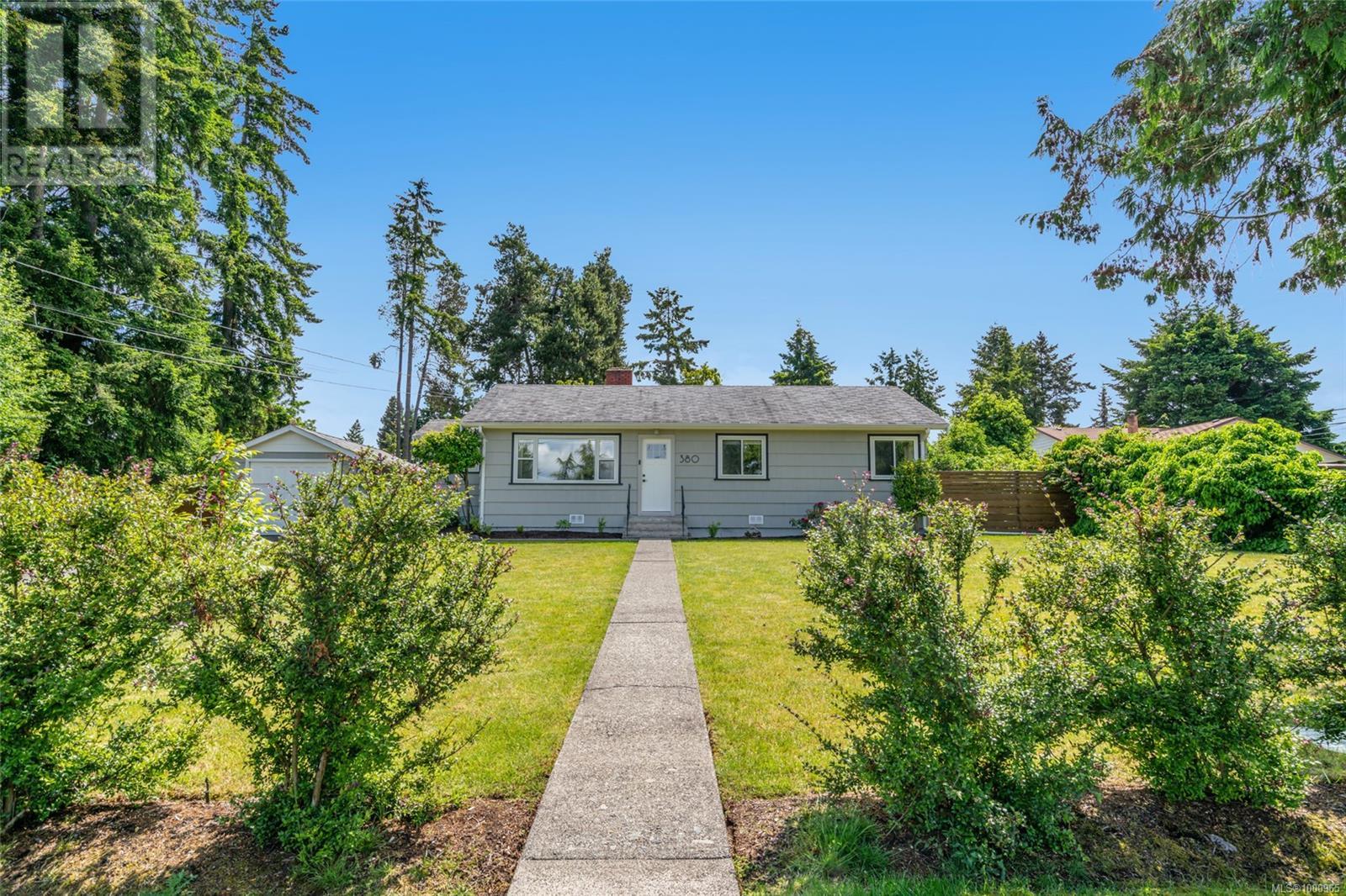 380 Hirst Ave W, Parksville, British Columbia  V9P 1K4 - Photo 1 - 1000965