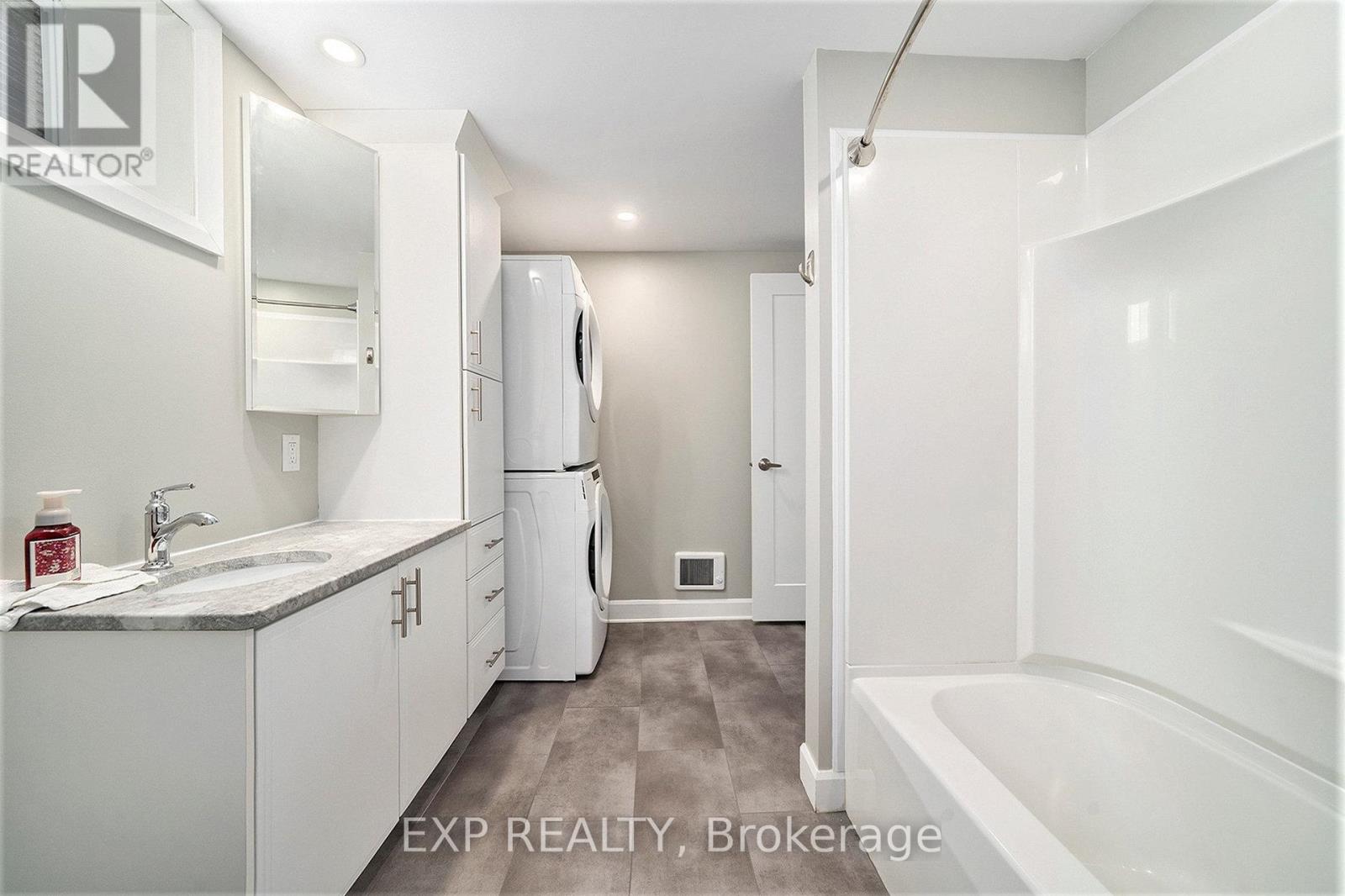B - 920 Laviolette St Street, Clarence-Rockland, Ontario  K4K 1B1 - Photo 10 - X12180312