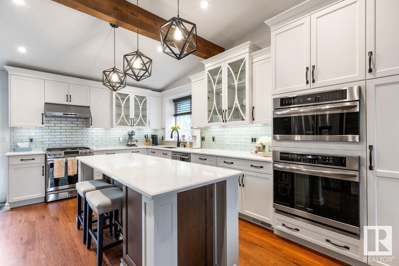 Property at 651 VILLAGE DR image 3